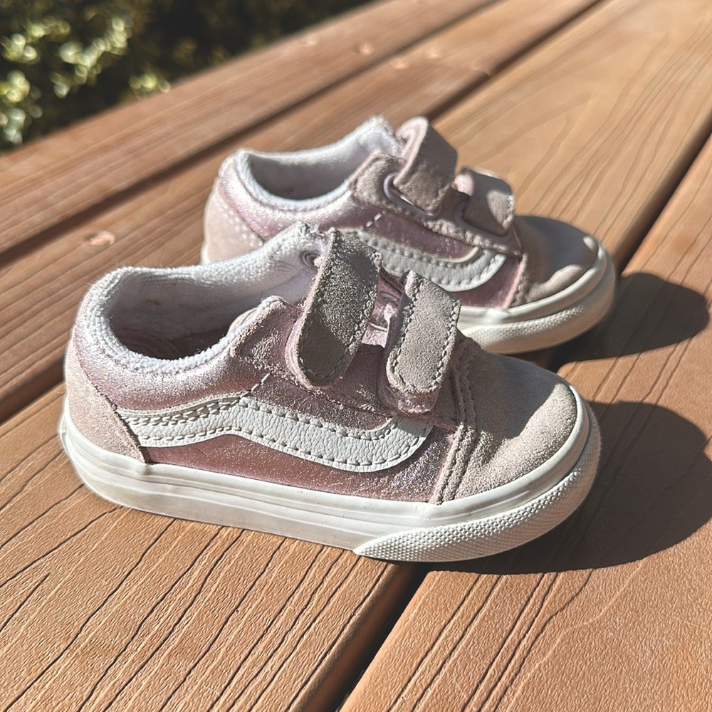 Size 5. Toddler Vans!Velcro straps.Shiny purple color.Best shoes for small feet!